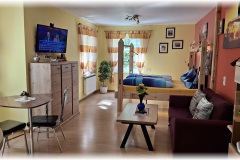 Gaestehaus-Taraba-Metzingen-Appartement-Celine-Wohnen-Sitzecke-Office-Fruehstueck