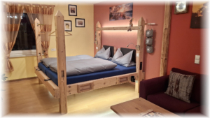 Gästehaus-Taraba-Metzingen-Appartement-Celine-Schlafen-Wohnen-am-Abend1