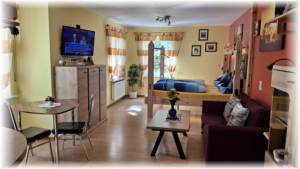 Gästehaus-Taraba-Metzingen-Appartement-Celine-Wohnen-Sitzecke-Office-Frühstück